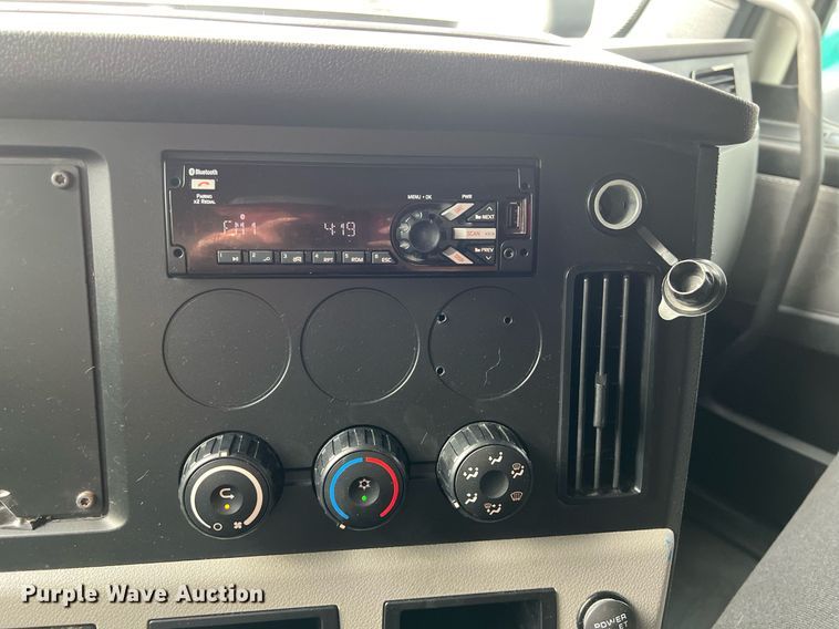 image for item DS2903 2019 Freightliner Cascadia  semi truck