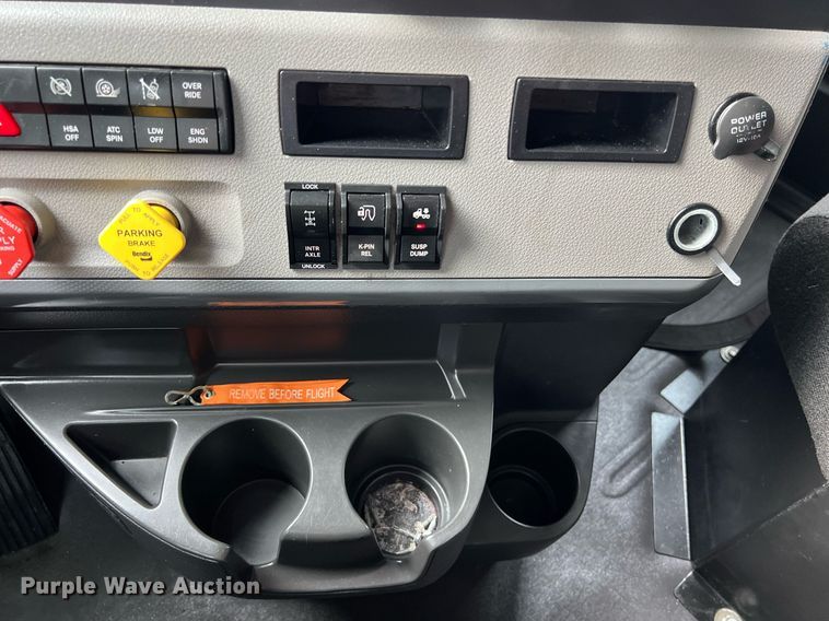 image for item DS2903 2019 Freightliner Cascadia  semi truck