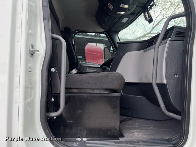 image for item DS2903 2019 Freightliner Cascadia  semi truck