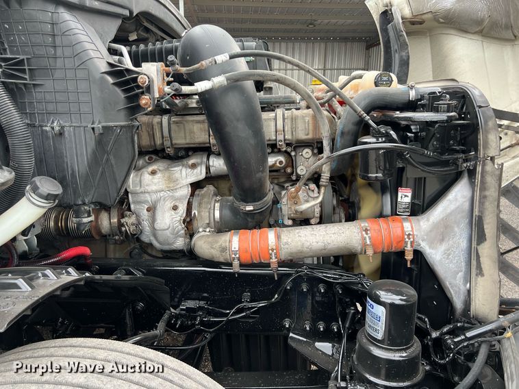 image for item DS2903 2019 Freightliner Cascadia  semi truck