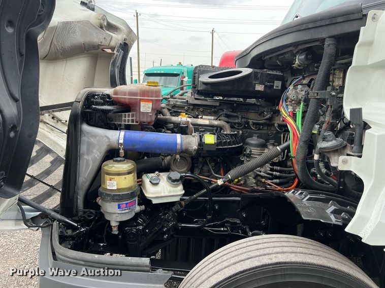 image for item DS2903 2019 Freightliner Cascadia  semi truck