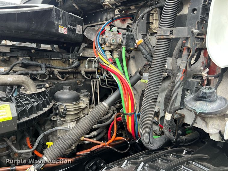 image for item DS2903 2019 Freightliner Cascadia  semi truck