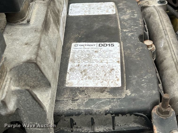 image for item DS2903 2019 Freightliner Cascadia  semi truck