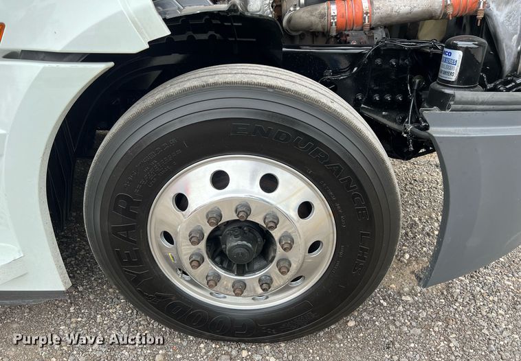 image for item DS2903 2019 Freightliner Cascadia  semi truck