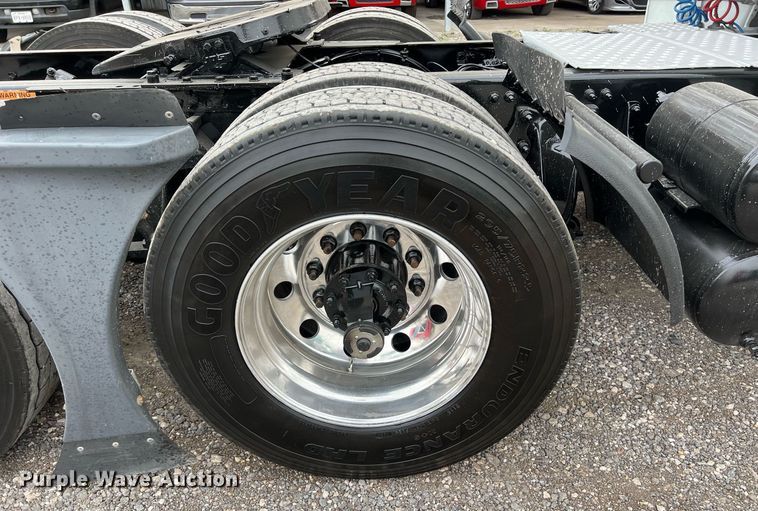 image for item DS2903 2019 Freightliner Cascadia  semi truck