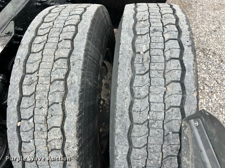 image for item DS2903 2019 Freightliner Cascadia  semi truck