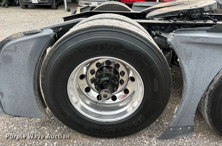 image for item DS2903 2019 Freightliner Cascadia  semi truck