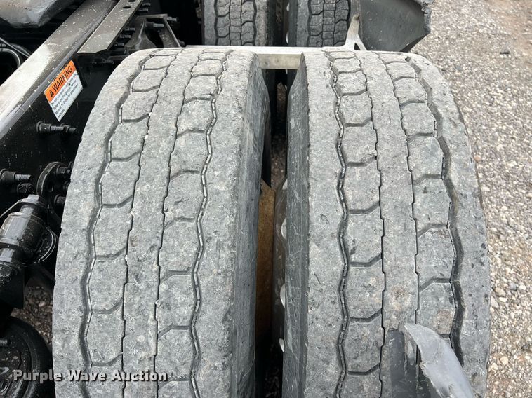 image for item DS2903 2019 Freightliner Cascadia  semi truck