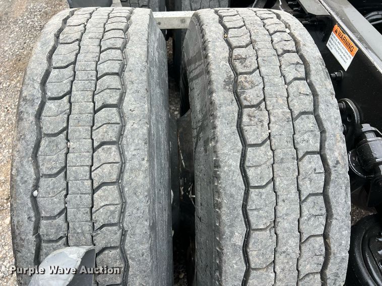 image for item DS2903 2019 Freightliner Cascadia  semi truck