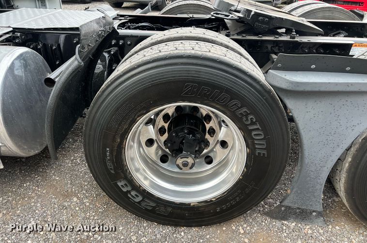 image for item DS2903 2019 Freightliner Cascadia  semi truck