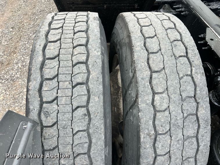 image for item DS2903 2019 Freightliner Cascadia  semi truck