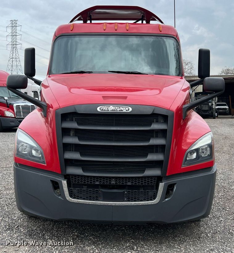 image for item DS2904 2018 Freightliner Cascadia semi truck