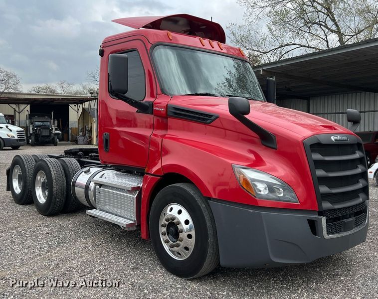 image for item DS2904 2018 Freightliner Cascadia semi truck