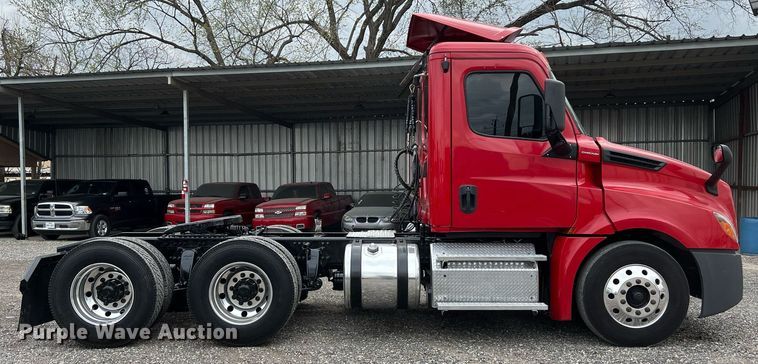 image for item DS2904 2018 Freightliner Cascadia semi truck