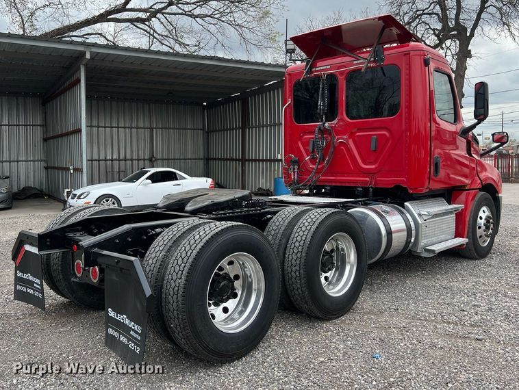 image for item DS2904 2018 Freightliner Cascadia semi truck