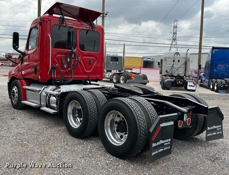 image for item DS2904 2018 Freightliner Cascadia semi truck