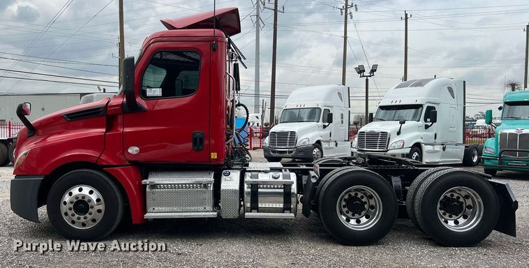 image for item DS2904 2018 Freightliner Cascadia semi truck