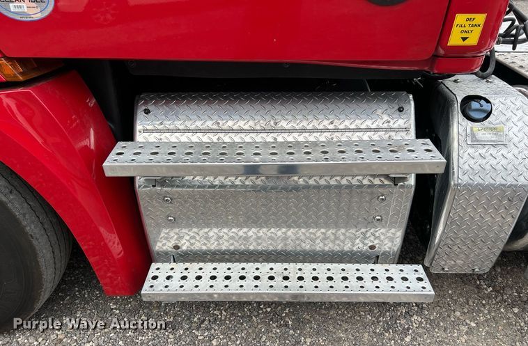 image for item DS2904 2018 Freightliner Cascadia semi truck