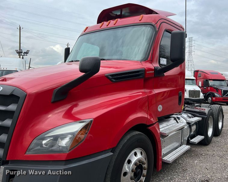 image for item DS2904 2018 Freightliner Cascadia semi truck