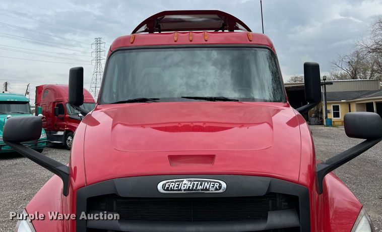 image for item DS2904 2018 Freightliner Cascadia semi truck