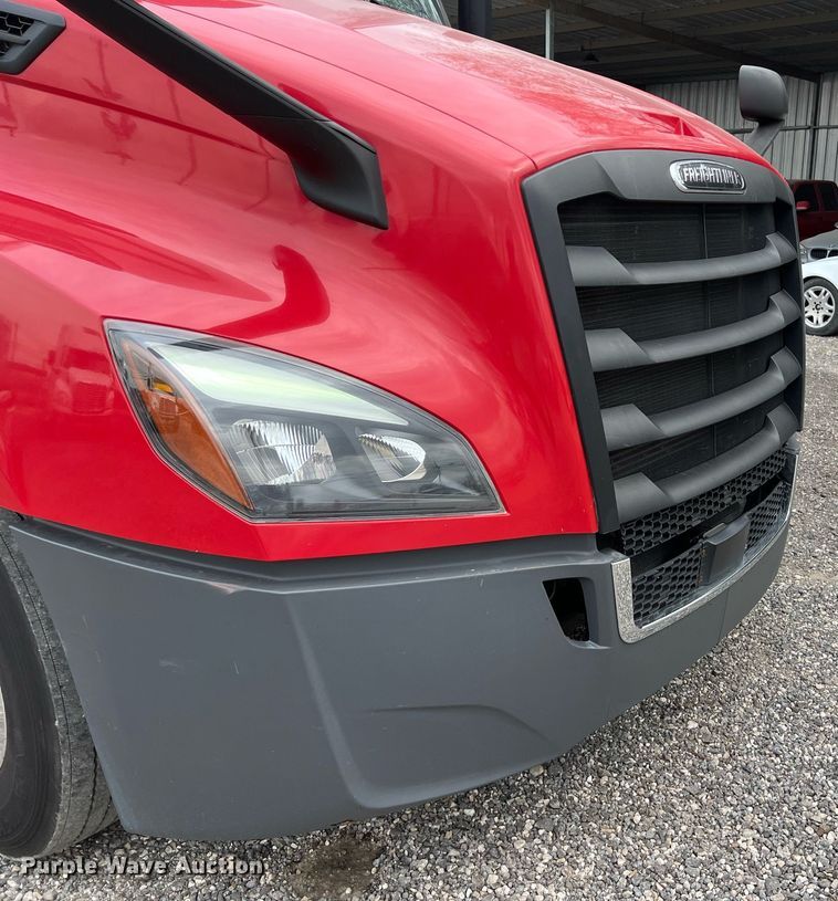 image for item DS2904 2018 Freightliner Cascadia semi truck