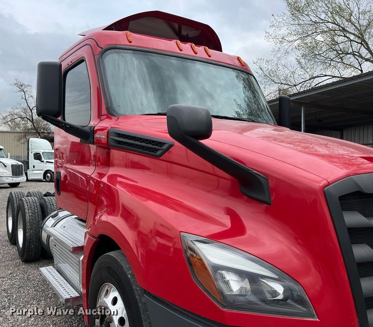 image for item DS2904 2018 Freightliner Cascadia semi truck