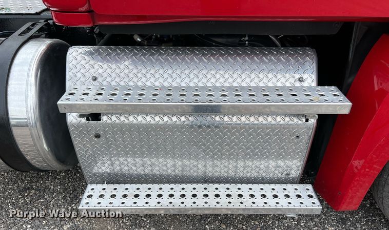 image for item DS2904 2018 Freightliner Cascadia semi truck