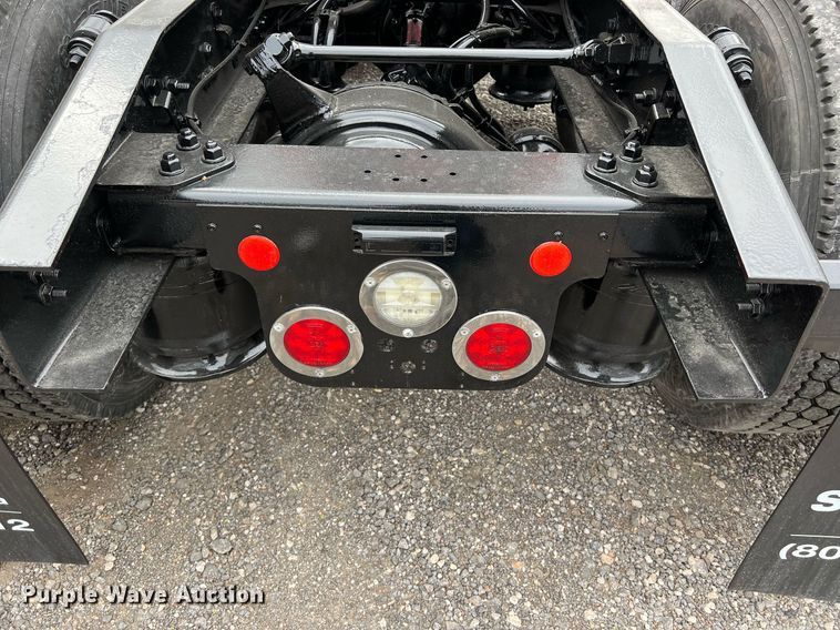 image for item DS2904 2018 Freightliner Cascadia semi truck