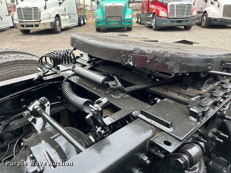 image for item DS2904 2018 Freightliner Cascadia semi truck