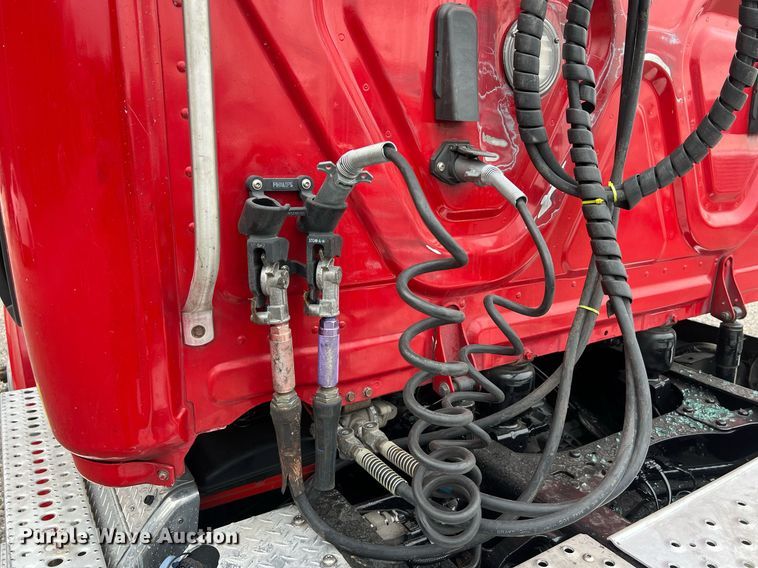 image for item DS2904 2018 Freightliner Cascadia semi truck