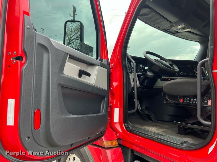 image for item DS2904 2018 Freightliner Cascadia semi truck