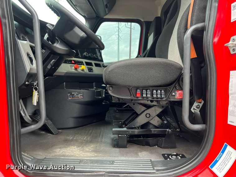 image for item DS2904 2018 Freightliner Cascadia semi truck