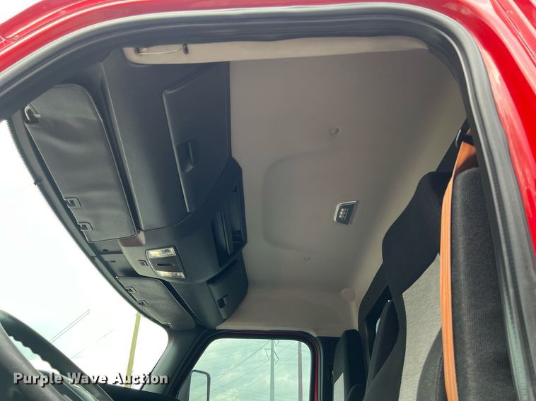 image for item DS2904 2018 Freightliner Cascadia semi truck