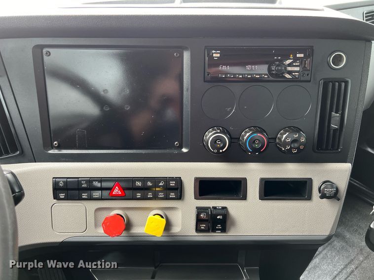 image for item DS2904 2018 Freightliner Cascadia semi truck