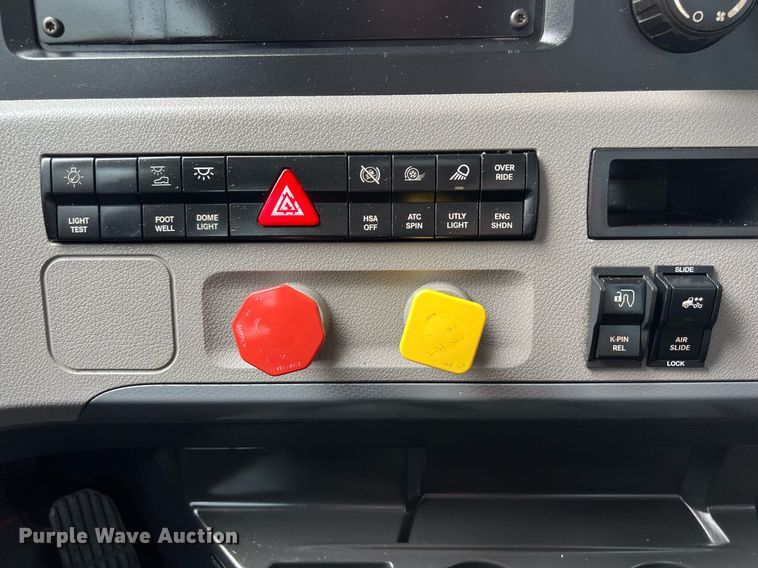 image for item DS2904 2018 Freightliner Cascadia semi truck