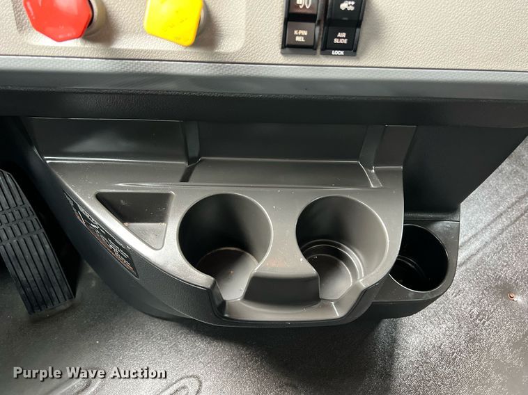 image for item DS2904 2018 Freightliner Cascadia semi truck