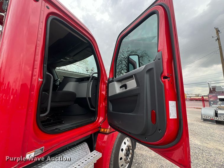 image for item DS2904 2018 Freightliner Cascadia semi truck