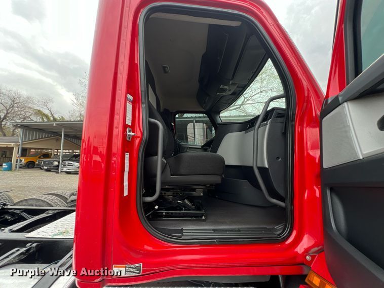 image for item DS2904 2018 Freightliner Cascadia semi truck