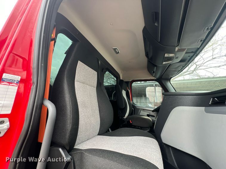 image for item DS2904 2018 Freightliner Cascadia semi truck