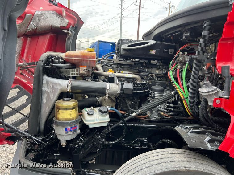 image for item DS2904 2018 Freightliner Cascadia semi truck