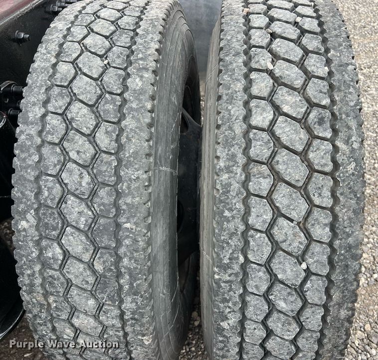 image for item DS2904 2018 Freightliner Cascadia semi truck