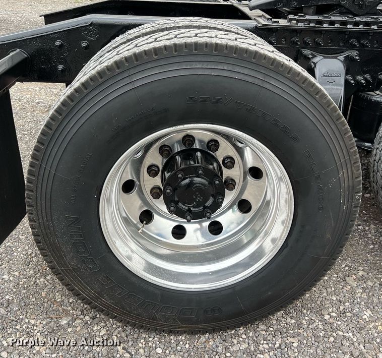 image for item DS2904 2018 Freightliner Cascadia semi truck