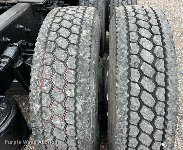 image for item DS2904 2018 Freightliner Cascadia semi truck