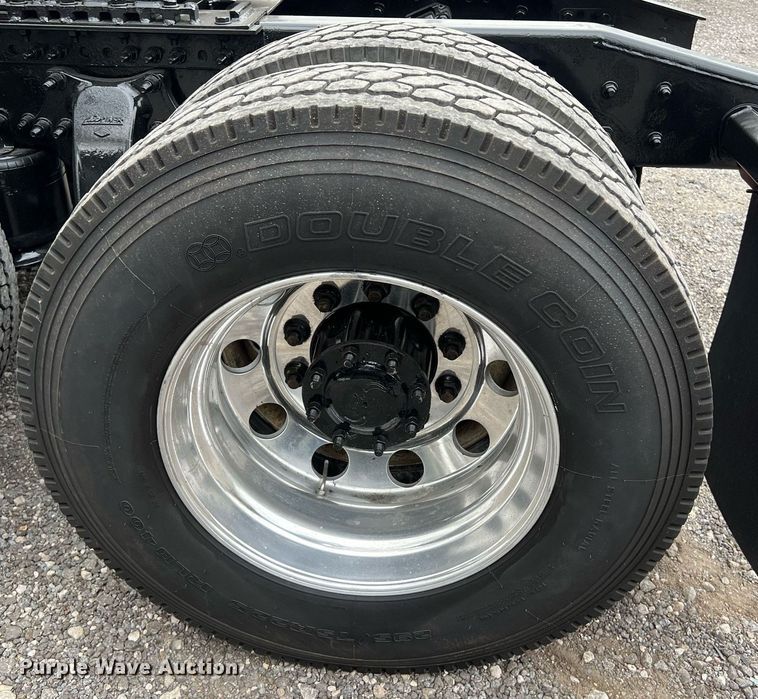 image for item DS2904 2018 Freightliner Cascadia semi truck