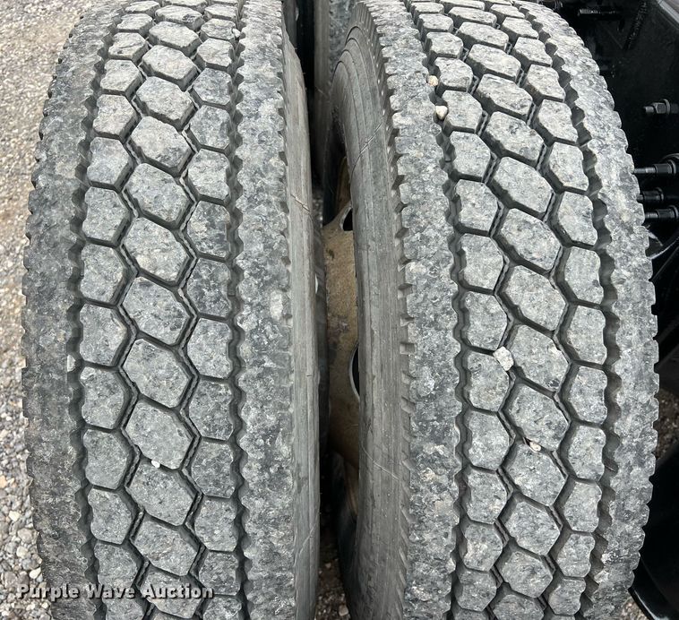 image for item DS2904 2018 Freightliner Cascadia semi truck