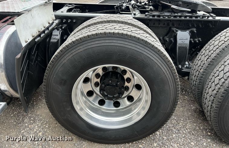 image for item DS2904 2018 Freightliner Cascadia semi truck