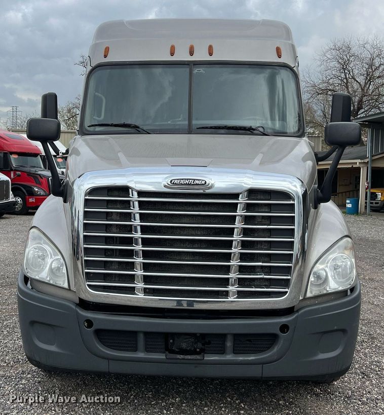 image for item DS2905 2016 Freightliner Cascadia  semi truck