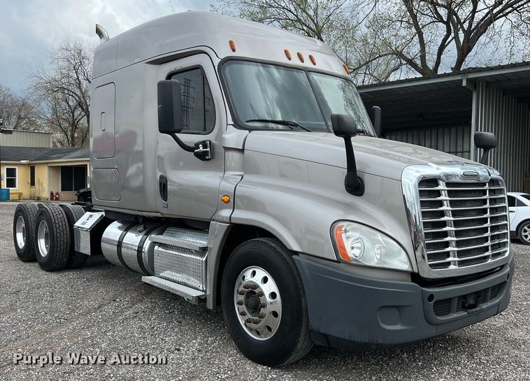 image for item DS2905 2016 Freightliner Cascadia  semi truck