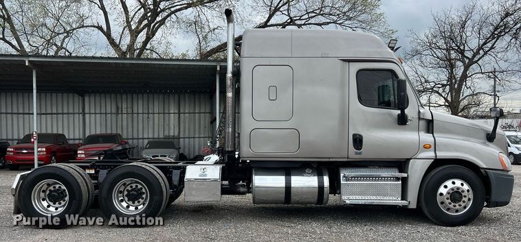 image for item DS2905 2016 Freightliner Cascadia  semi truck