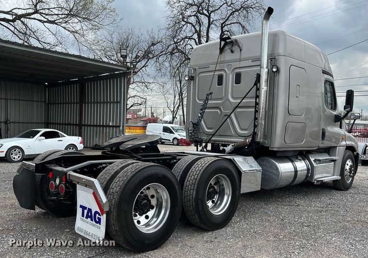 image for item DS2905 2016 Freightliner Cascadia  semi truck